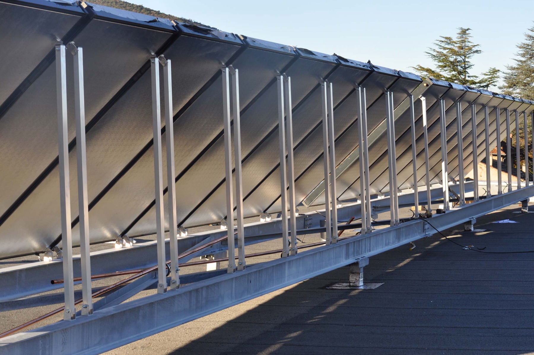 Panneaux solaires thermiques sur le toit de la fromagerie Cavet
